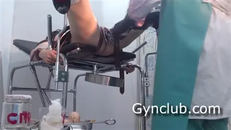 Bir doktor onu kedi parmaklayan bir jinekolog içinde bağlı bir hasta inliyor